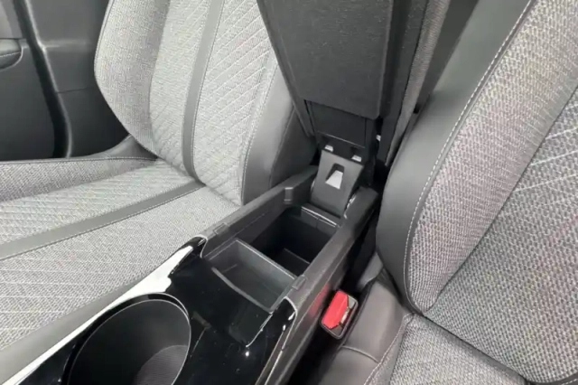 Peugeot 2008 hybrid 136 e-dcs6 — photo 26