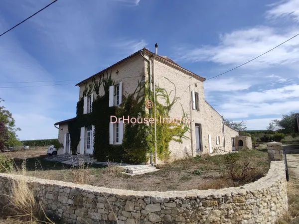 Massugas, demeure en pierres, 5 chambres,2 cuisines, 2 salles d'eau, atelier, dépendances, piscine a