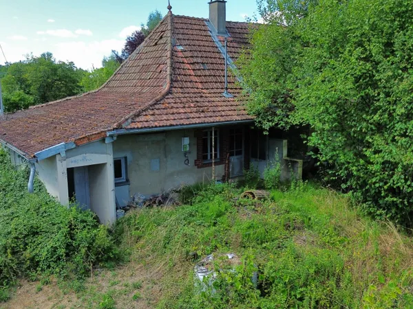 MAISON À RÉNOVER AVEC FORT POTENTIEL À 10 MINUTES DE LOUHANS
