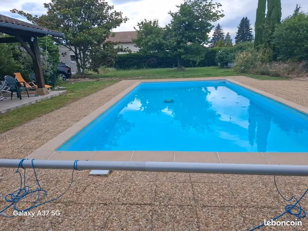 Terrain constructible environ 630m2 avec piscine