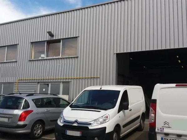 Local 1 pièce 600 m²