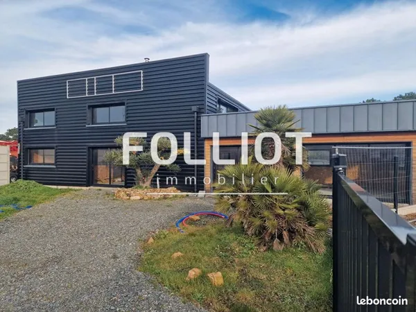 Local 560 m² LESSAY