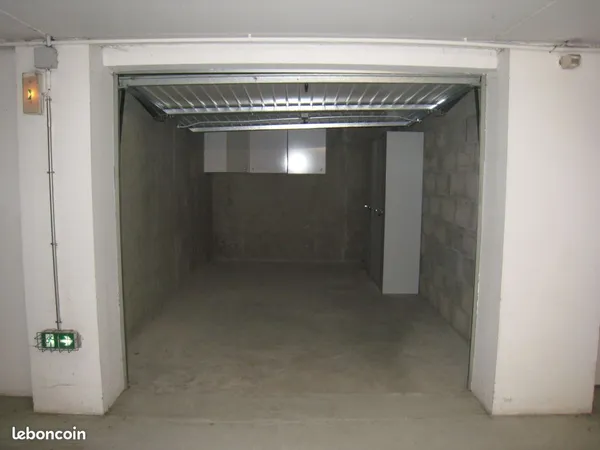 Garage 15,6m^2 dans parking fermé rue de Fougères