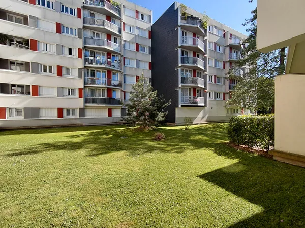 2 Pièces à vendre au Chesnay 168 000 € cave et Parking.