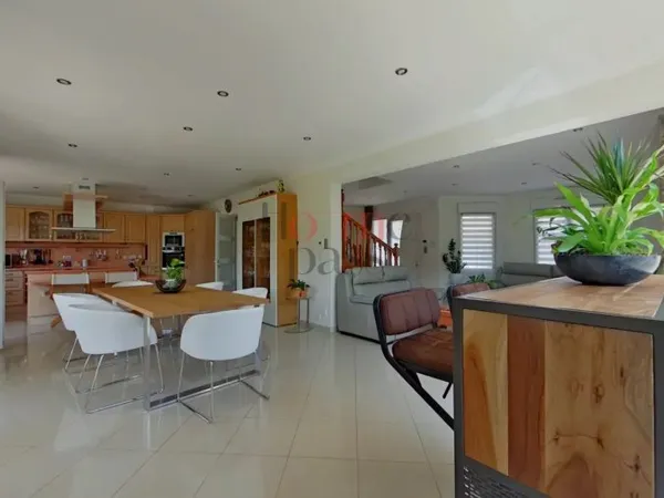 Maison 7 pièces 211 m²