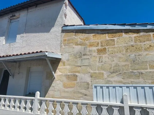 Maison de pierre rénovée agréable sans vis à vis avec jardin et grande terrasse