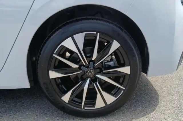 Peugeot 308 hybrid 145 e-dcs6 — photo 13