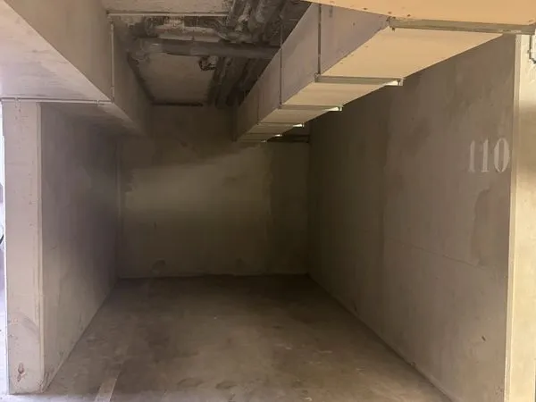 Parking couvert dans copropriete securisee