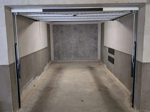 Garage fermé dans résidence