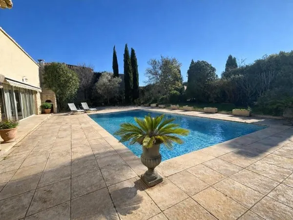 St Victoret - Propriété de 429 m² avec dépendances, piscine, pool house