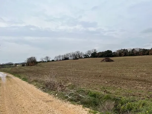 A Saint Hilaire d'Ozilhan Beau Terrain agricole non constructible . PLUS DE 2 HECTARES