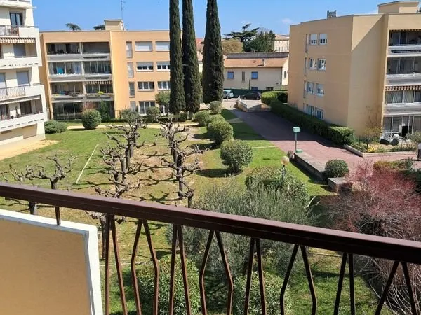APPARTEMENT CLIMATISÉ 50 M2 ( en résidence ) proche centre ville