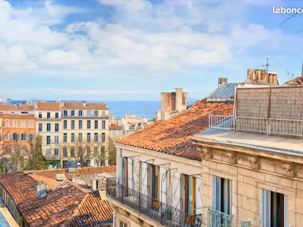 T2 terrasse dernier etage cours julien 13006 marseille