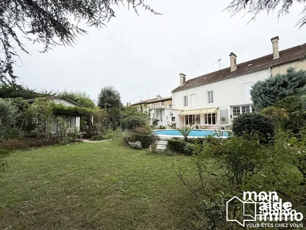 Très belle maison de ville avec garage et jardin