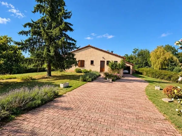 Maison familiale 4 chambres, grand terrain, garage et hangar