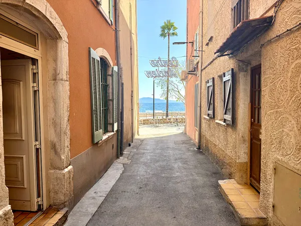 Appartement Rénové en Bord de Mer à La Ciotat - Traversant - Investissement.