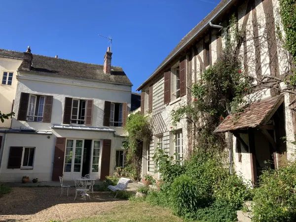 Vends Propriété à Nogent le Roi (28) - 6 chambres, 320m² - dépendances