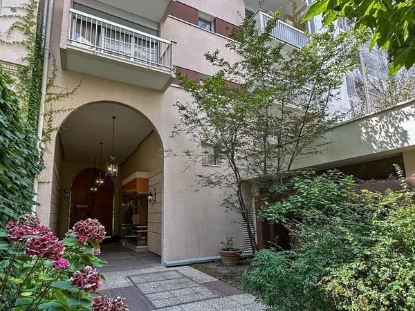 Appartement rue de Clichy 2 pièce(s) 51 m2 à rénover