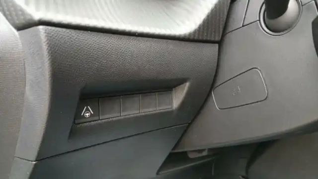 Peugeot 208 hybrid 110 e-dcs6 — photo 39