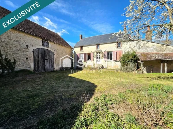 Corps de ferme avec plusieurs maisons et grandes dépendances et lavoir.
