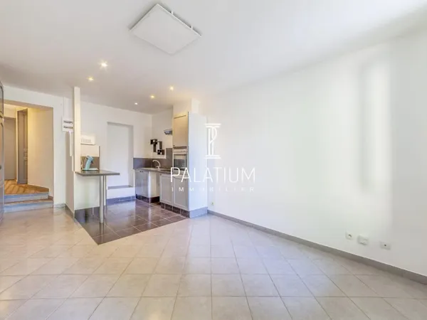 Appartement T2 rénové avec cour et cave voutée