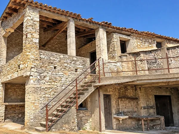 Maison de village a rénover avec terrain