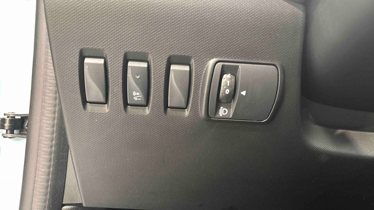 Renault Twingo III E-Tech — photo 22