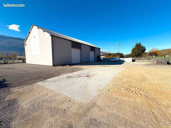Local 411 m² CHINDRIEUX