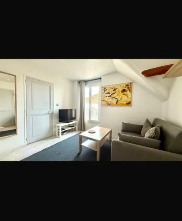 Cannes - Charmant 2 pièces meublé sous les toits avec balcon - Disponible de mi-octobre 2026 à début
