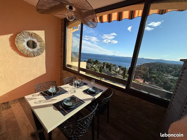 DUPLEX MEUBLÉ (ÉTUDIANT) 38 m² TERRASSE, VUE MER A BOULOURIS
