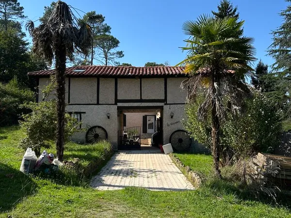 Belle propriété de caractère en pierre tout à fait atypique