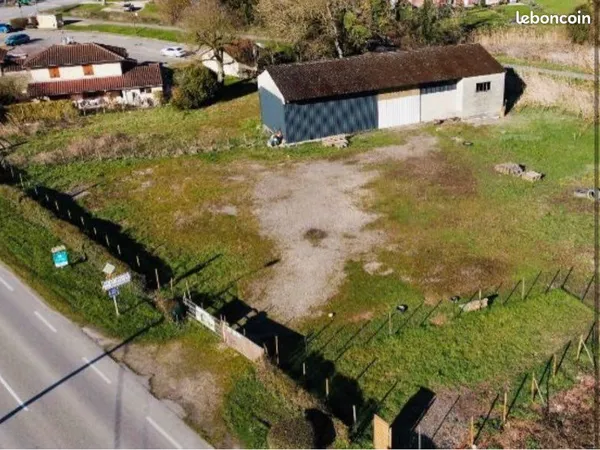 Hangar + terrain constructible