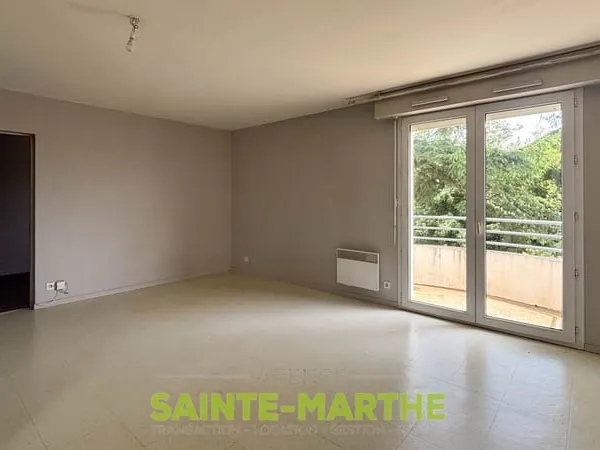 Niort avenue de La Rochelle. T2 avec balcon et parking