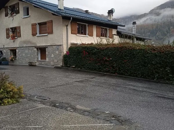 Maison mitoyenne avec caves, grenier aménageable et garage - Centre de Bozel