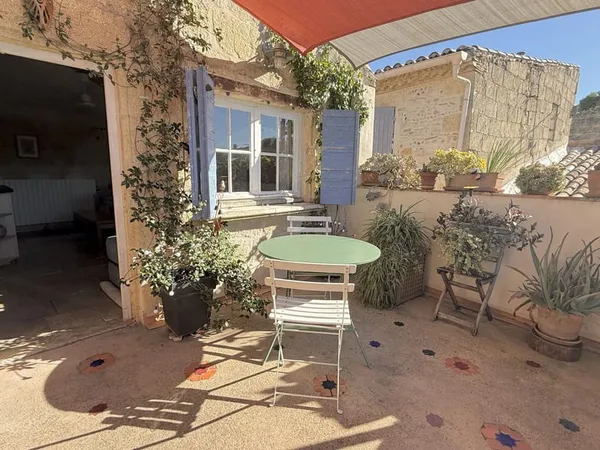 Belle maison de village avec garage et terrasse à Vauvert