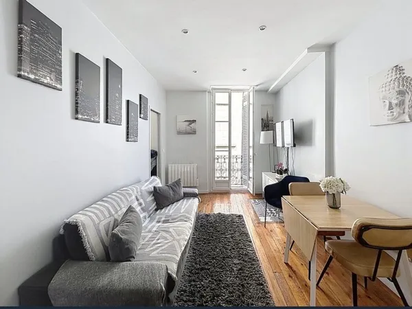 Appartement T3 rénové de 40m2 avec vue sur les toits de Bordea