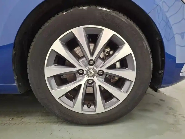 Renault Clio e-tech 140 - 21 — photo 25