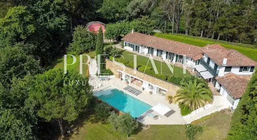 Maison 8 pièces 300 m²