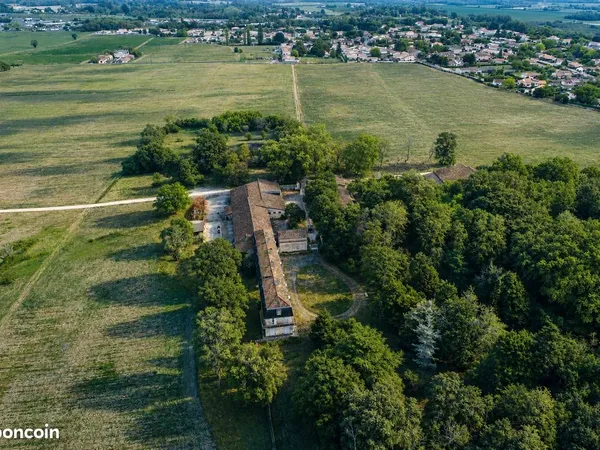 Château avec son chai attenant