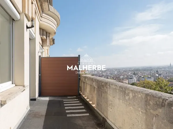 APPARTEMENT LUMINEUX AVEC TERRASSE ET PARKING
