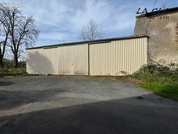 Parking/box 137 m² Saint-Laurs