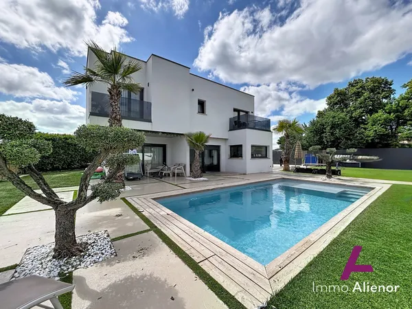 Maison contemporaine avec pisicne