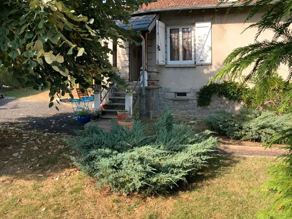 À vendre - Maison lumineuse avec jardin intime et potentiel studio - Le Rouget-Pers