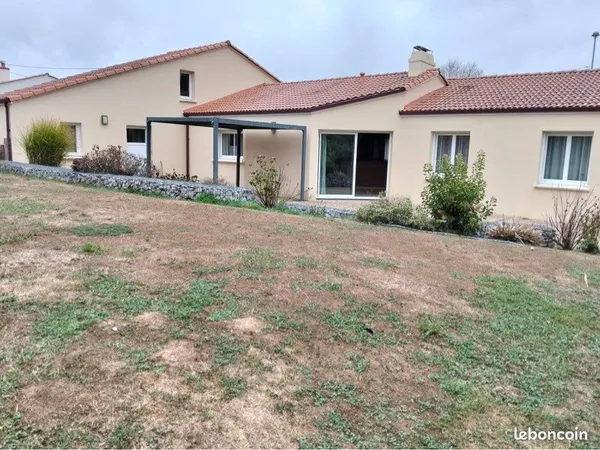 Location Maison, trois chambres, quartier bourg sous la roche
