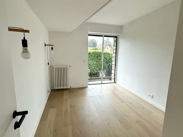 Loue 2 pièces meublé de 50m² avec balcons, parking et cave - St Cloud