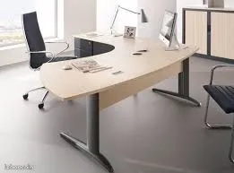 Bureau individuel dans un ensemble de bureaux et salle de réunion