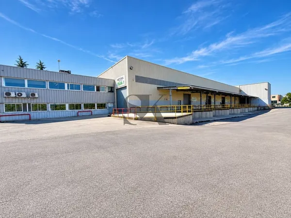 Ensemble immobilier industriel 2 940 m2 Terrain 5 915 m2