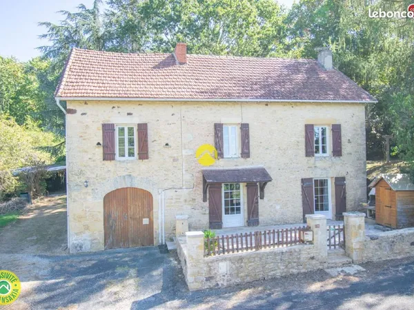 Maison en pierre au bord de Forêt