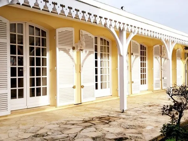 Propriété 5 pièces 218 m²
