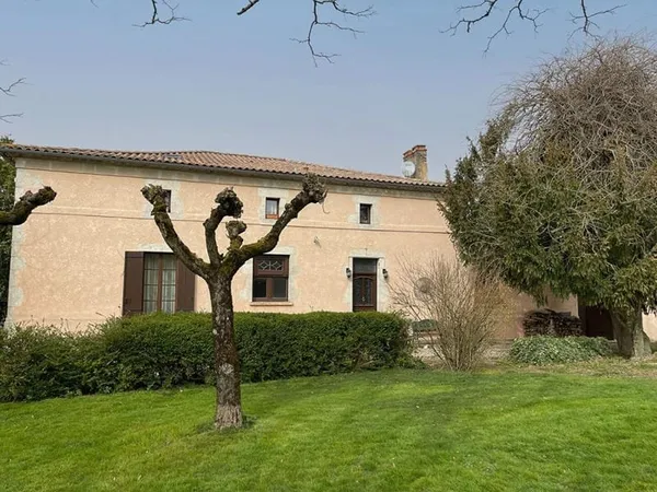 Ancienne ferme rénovée (270 m2) avec grange, intimité et vue dégagée